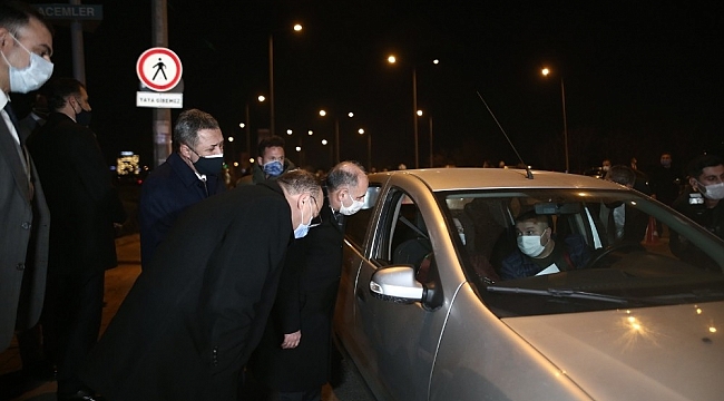 Emniyet Genel Müdürü Aktaş, yeni yıla uygulama noktasındaki polislerle girdi