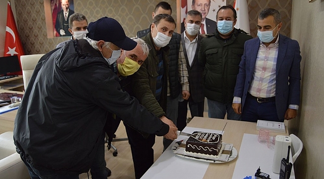 Erdekli gazetecilere pastalı kutlama