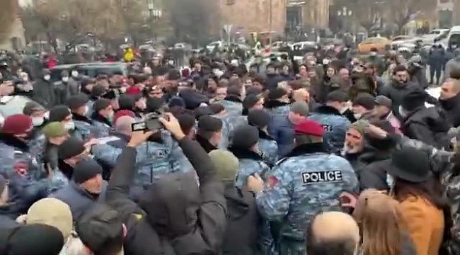 Ermenistan'da protestocular savcılık ve hükümet binasına yürüdü: 26 gözaltı