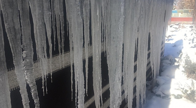 Erzurum'da soğuktan buzdan duvar oluştu