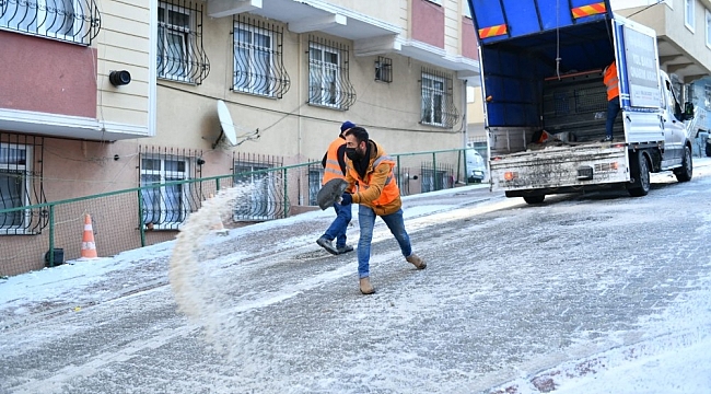 Esenyurt'ta buzlanmaya karşı çalışmalar devam ediyor