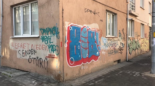 Eskişehir'de binaların duvarları karalama defterine döndü