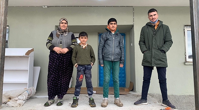 Evi yanan aileye hayırseverler sahip çıktı