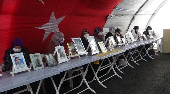 Evlat nöbetindeki ailelerin HDP önündeki umutlu bekleyişi sürüyor
