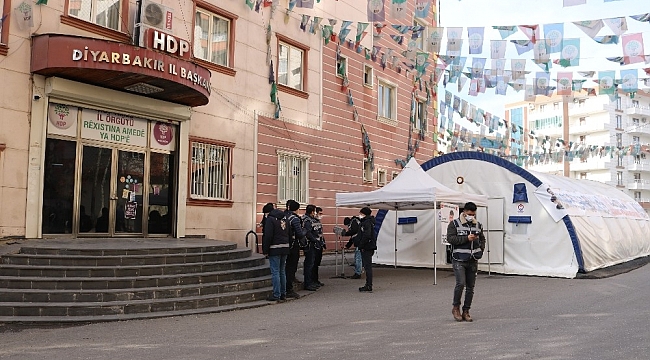 Evlat nöbetindeki anne, gözyaşları içinde kızına 'teslim ol' çağrısında bulundu