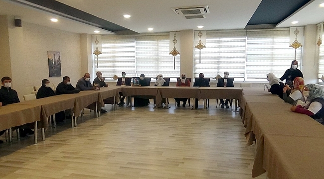 Evlat nöbetine gidemeyen aileler, eylemini kaldıkları otelde devam ettiriyor