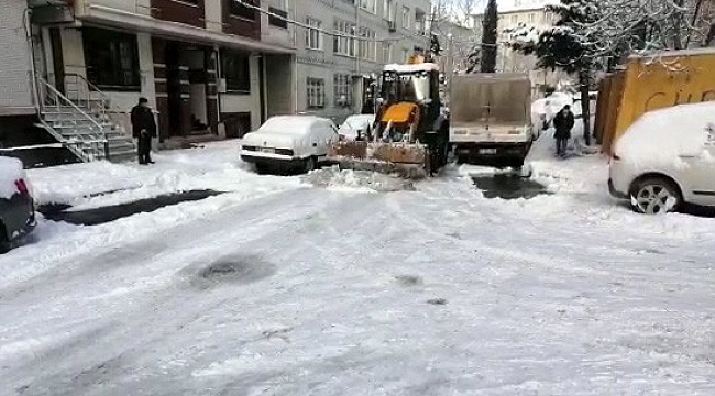 Eyüpsultan'da araçların ilerlemekte zorlandığı yolları iş kepçesi açtı
