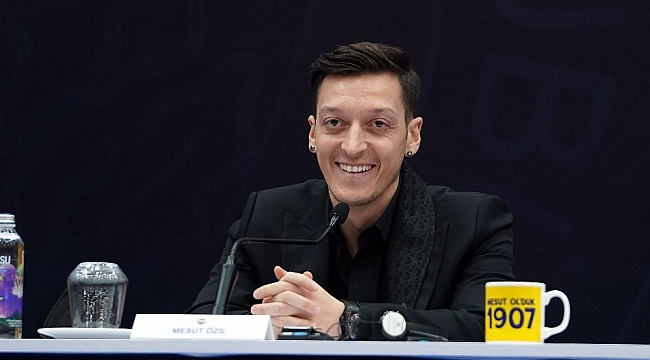 Fenerbahçe'nin yeni transferi Mesut Özil: "Burak kardeşimize başarılar diliyorum, inşallah Türkiye'yi en iyi şekilde temsil eder."