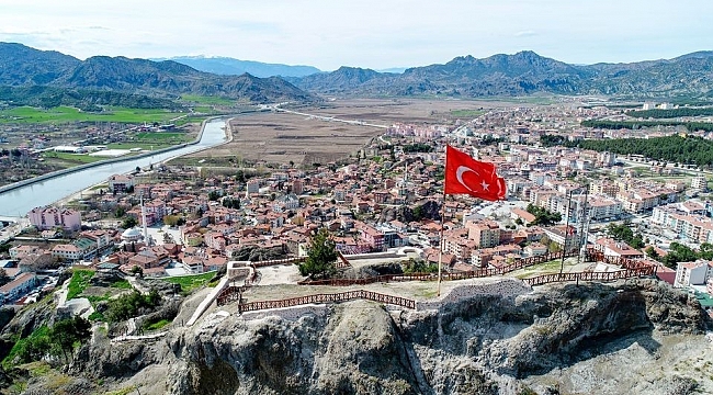 Fırtına Osmancık kalesi'ndeki Türk bayrağına zarar verdi