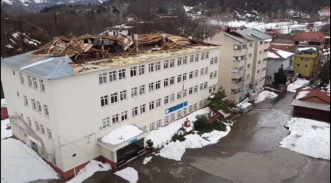 Fırtınada okul çatısı uçtu