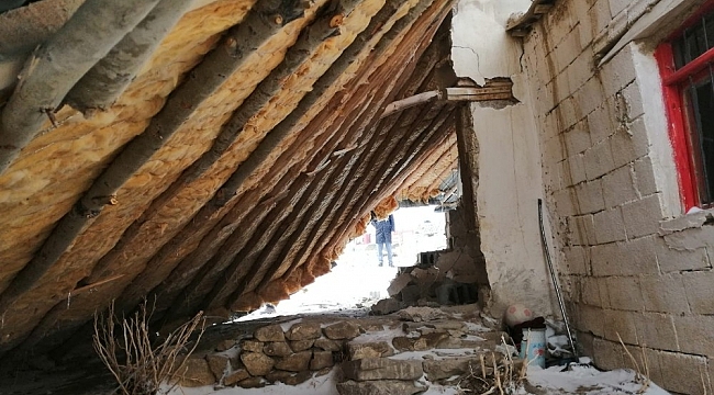 Fırtınanın uçurduğu çatı bir evin üzerine düştü