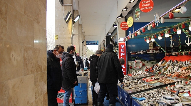 Fiyatların arttığı balık pazarında ümitler av yasağının kalkacağı güne çevrildi