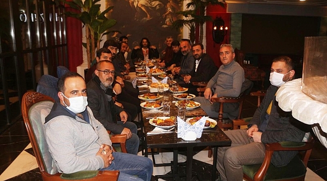 Gazetecilere kaz eti jesti