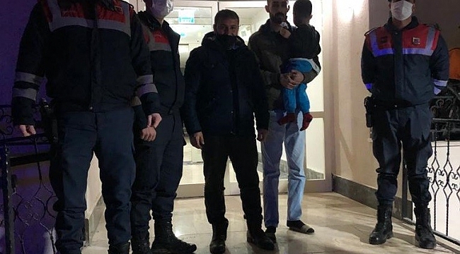 Gece evden çıkan 3 yaşındaki çocuk, jandarmanın dikkati sayesinde bulundu