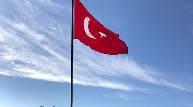 Gerger'in yüksek tepesinde Türk Bayrağı dalgalandırıldı