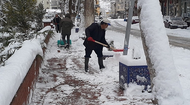 Gölbaşı ilçesinde kar temizliği