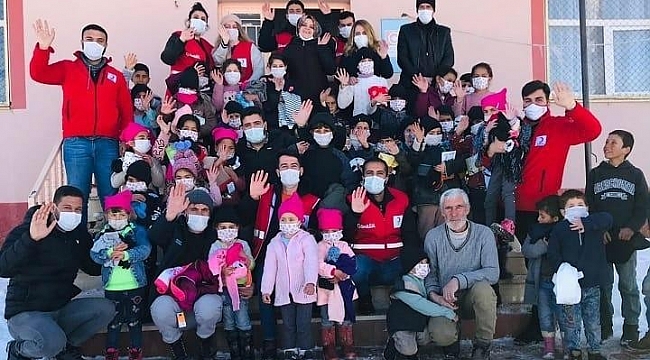 Gürpınar'da çocuklara kıyafet yardımı