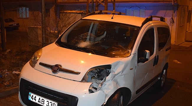 Hafif ticari araçla çarpışan motosikletli ağır yaralandı