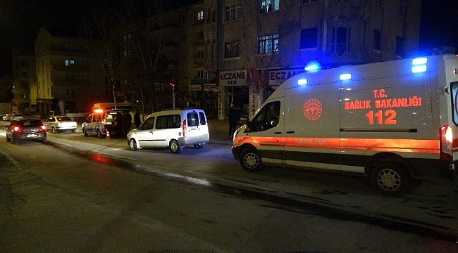 Hafif ticari araçla otomobil çarpıştı: 1'i bebek 2 kişi yaralandı