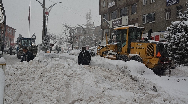 Hakkari Belediyesinden karla mücadele çalışması
