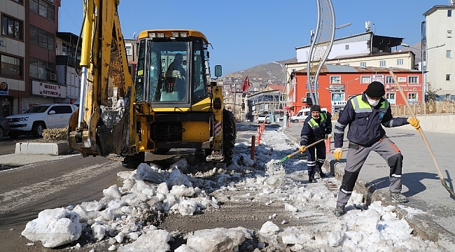 Hakkari'de buzla mücadele çalışması