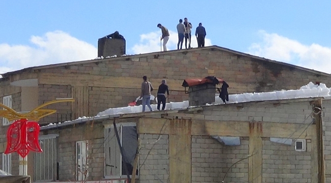 Hakkari'de imece usulü çatılar kardan temizlendi