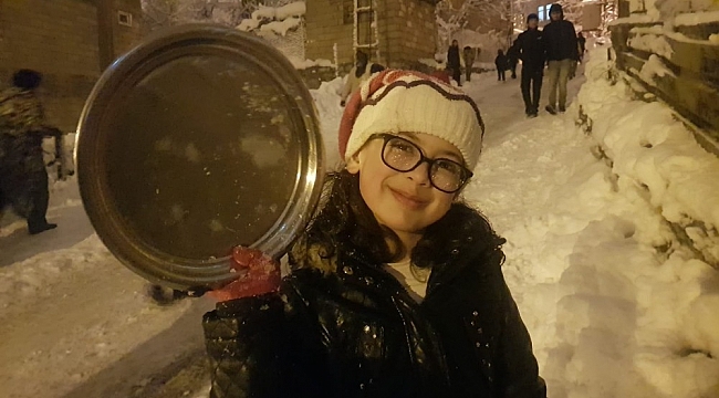 Hakkari'de poşet ve tepsiyle kayak keyfi