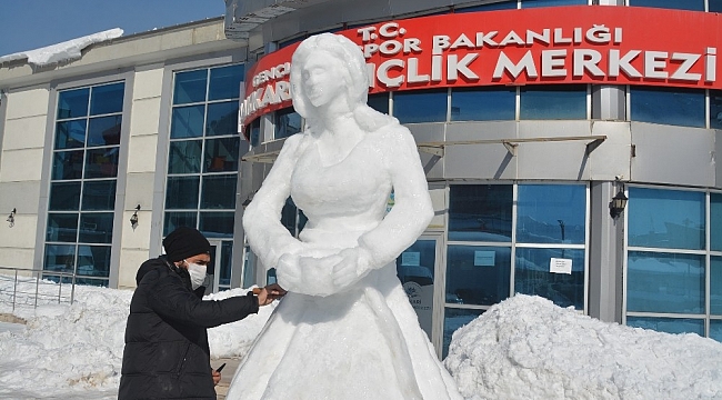 Hakkarili gençlerden kardan 'Surme Hanım' heykeli
