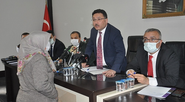 Halk toplantısında katılan vatandaşlar validen tablet istedi