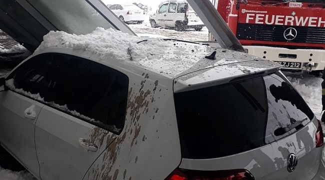 Hastane acilinin girişi çöktü, bir araç cam tavanın altında kaldı