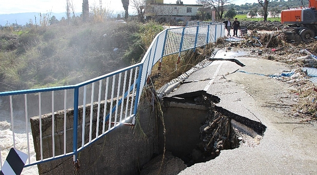Hatay'da aşırı yağışta köprü çöktü