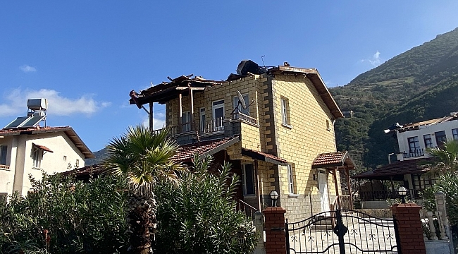Hatay'da fırtına çatıları uçurdu