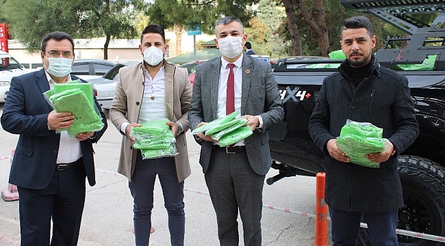 Hayırsever iş adamları ve muhtardan hastanelere ameliyat önlüğü bağışı