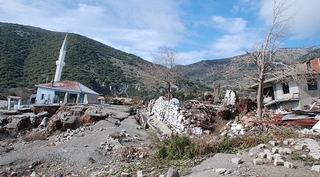 Heyelan bölgesindeki yarıklar, yağış sonrası derinleşti