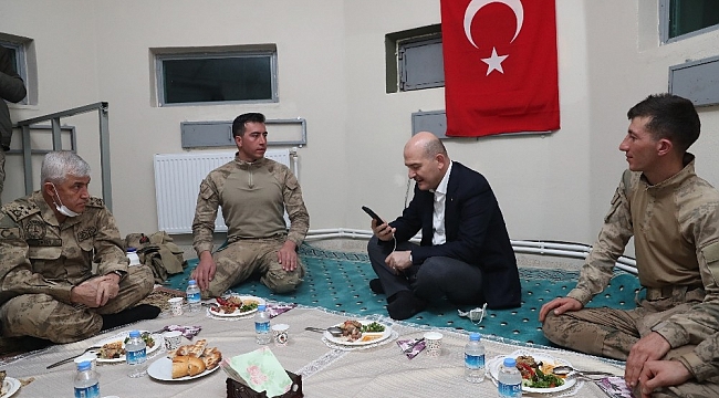 İçişleri Bakanı Soylu, yeni yıla Belbuka kalekol üs bölgesindeki askerlerle girdi