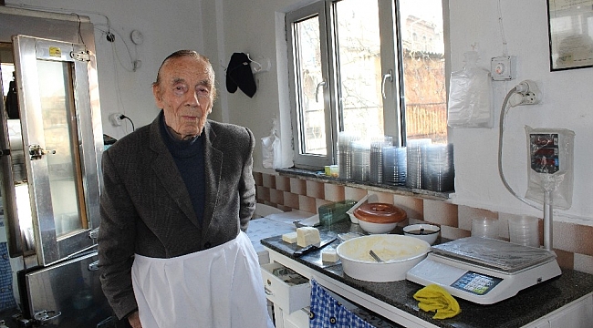İhtiyar delikanlı Eşref Amca, 90 yaşında işinin başında