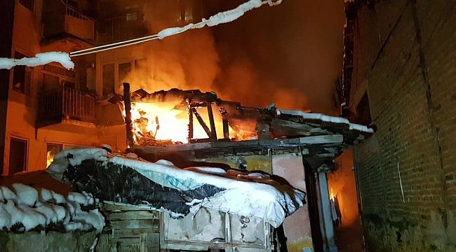 İki katlı müstakil evde yangın paniği