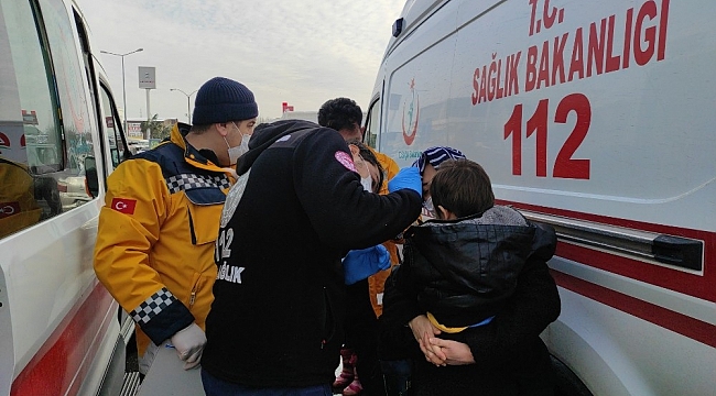 İki otomobil kafa kafaya çarpıştı: 1'i çocuk 2 yaralı