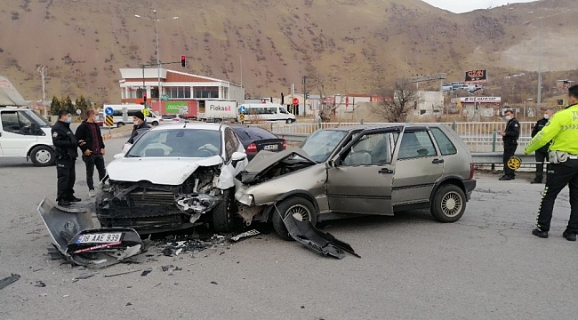 İki otomobil kafa kafaya çarpıştı: 4 yaralı