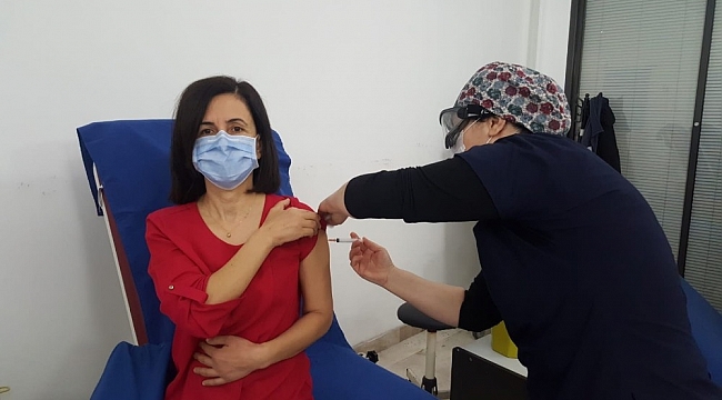 İlk aşıyı Başhekim Özdolap oldu