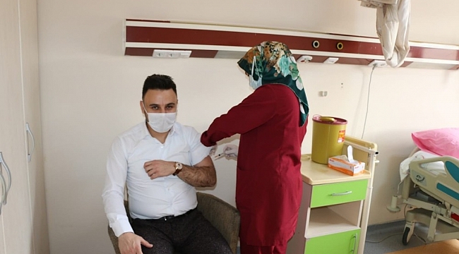 İlk Korona aşısını Başhekim Karasu vuruldu