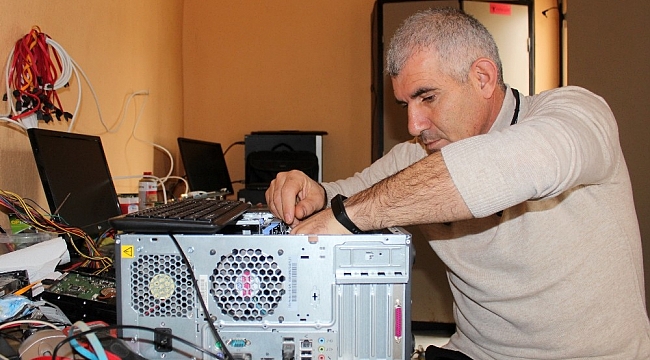 İlkokul müdürü tamir ettiği bilgisayarları öğrencilerin hizmetine sundu