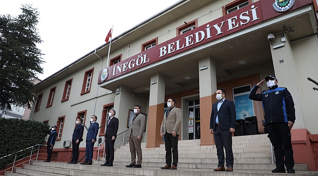 İnegöl Belediyesi yeni haftaya istiklal marşı ile başladı