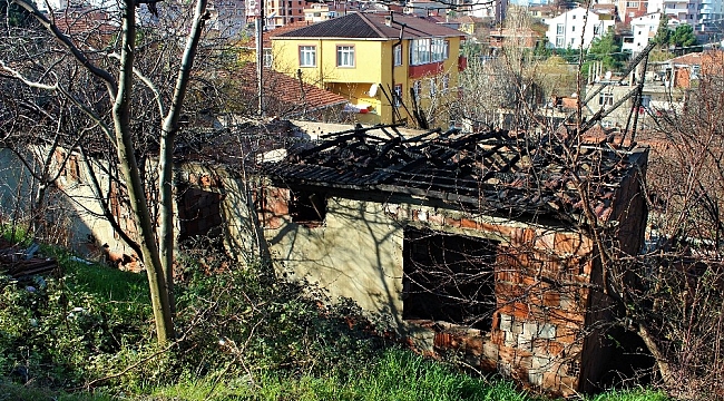 İnşaat halindeki ev alev alev yandı