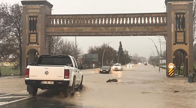 İpsala ve Enez'de sağanak yağış sele dönüştü