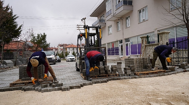 Isparta Belediyesi sokaklara kilit parke taşı döşüyor