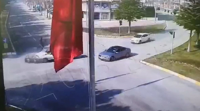 Isparta'da polis memurunun mesaiye giderken ağır yaralandığı kaza kameraya yansıdı