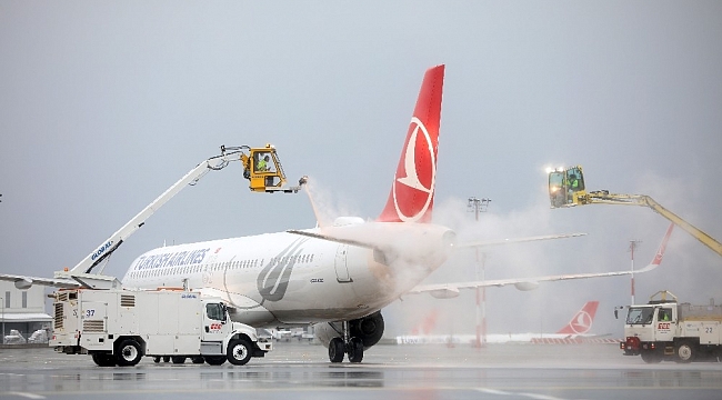 İstanbul Havalimanı'nda uçaklara buz ve dona karşı de-icing işlemi uygulanıyor