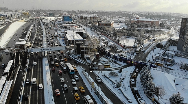 İstanbul trafiğinde kar manzaraları havadan görüntülendi