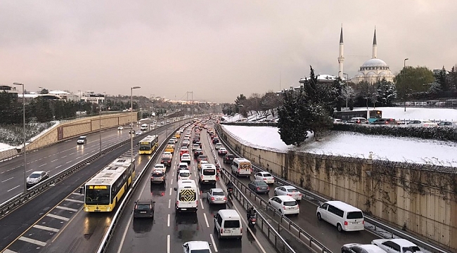 İstanbul'da 56 saatlik kısıtlama sonrası 15 Temmuz Şehitler Köprüsü'nde trafik yoğunluğu